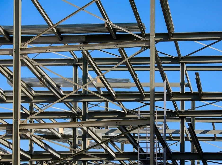Structure métallique en cours de construction, vue extérieure sous ciel bleu