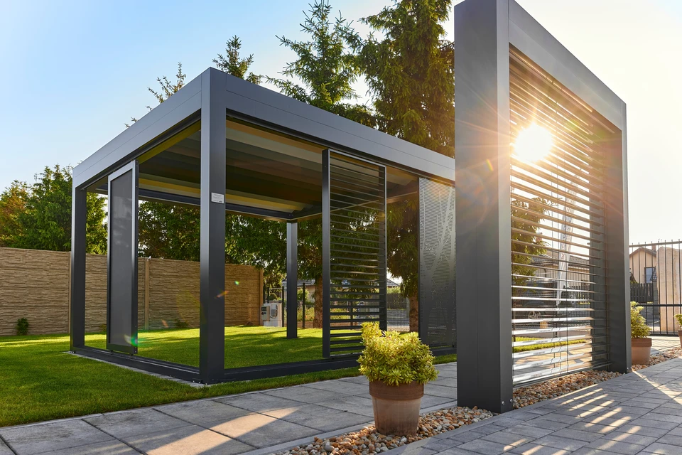 Extérieur résidentiel moderne avec pergola contemporaine à structure métallique anthracite et toiture plate