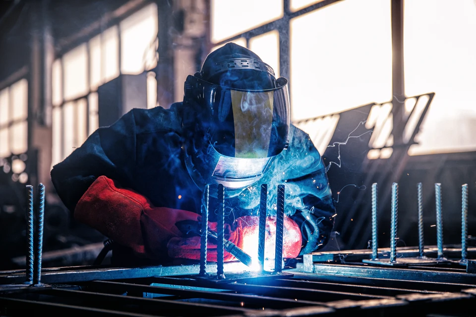 Groupe d'artisans en équipe de menuisiers utilisant un ordinateur portable en atelier