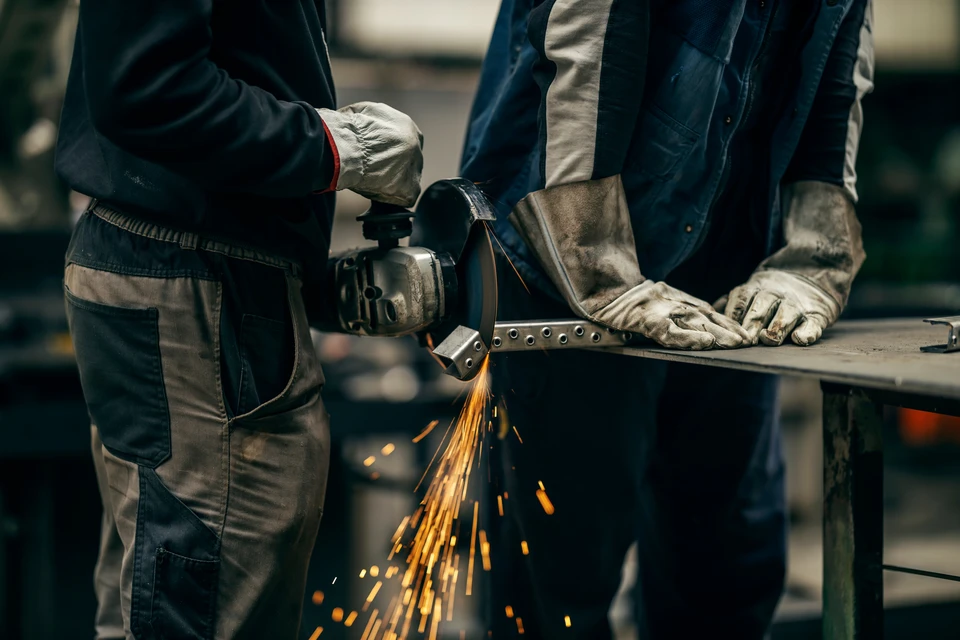 Deux professionnels du bâtiment sur chantier de construction métallique