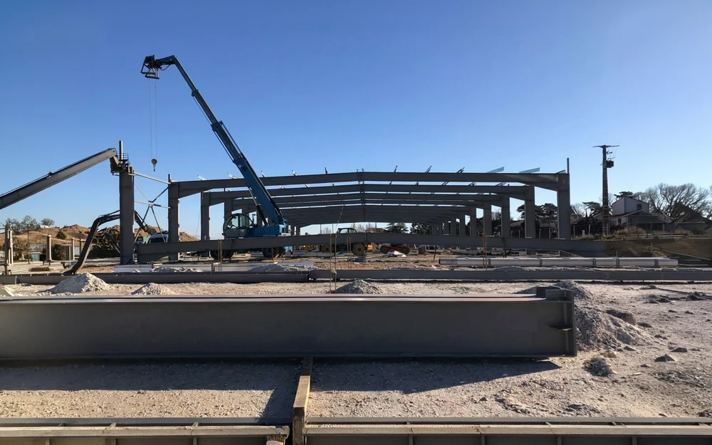 Construction d'une extension en parpaings (blocs béton creux), murs porteurs avec ouvertures brutes pour fenêtres et portes