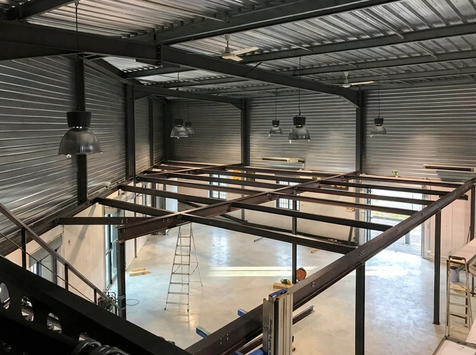 Atelier de métallurgie industrielle avec plateforme en cours de fabrication