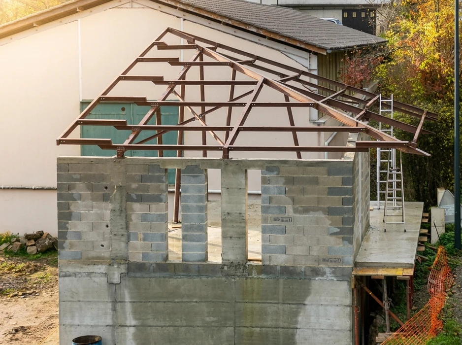 Vue en contre-plongée d'une structure métallique industrielle