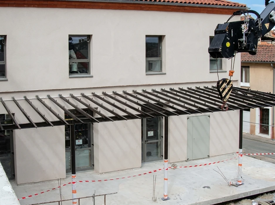 Construction d'une extension en parpaings (blocs béton creux), murs porteurs avec ouvertures brutes pour fenêtres et portes